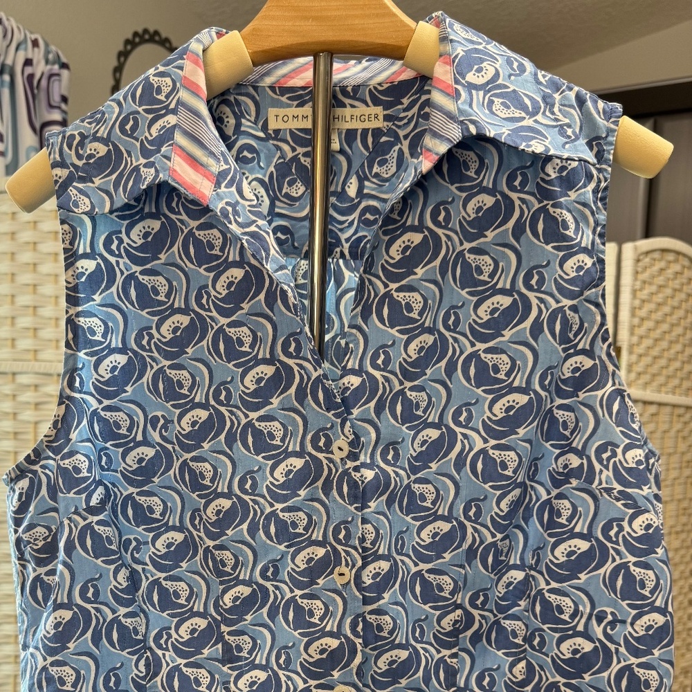 Tommy Hilfiger sleeveless blouse (Bin 14)